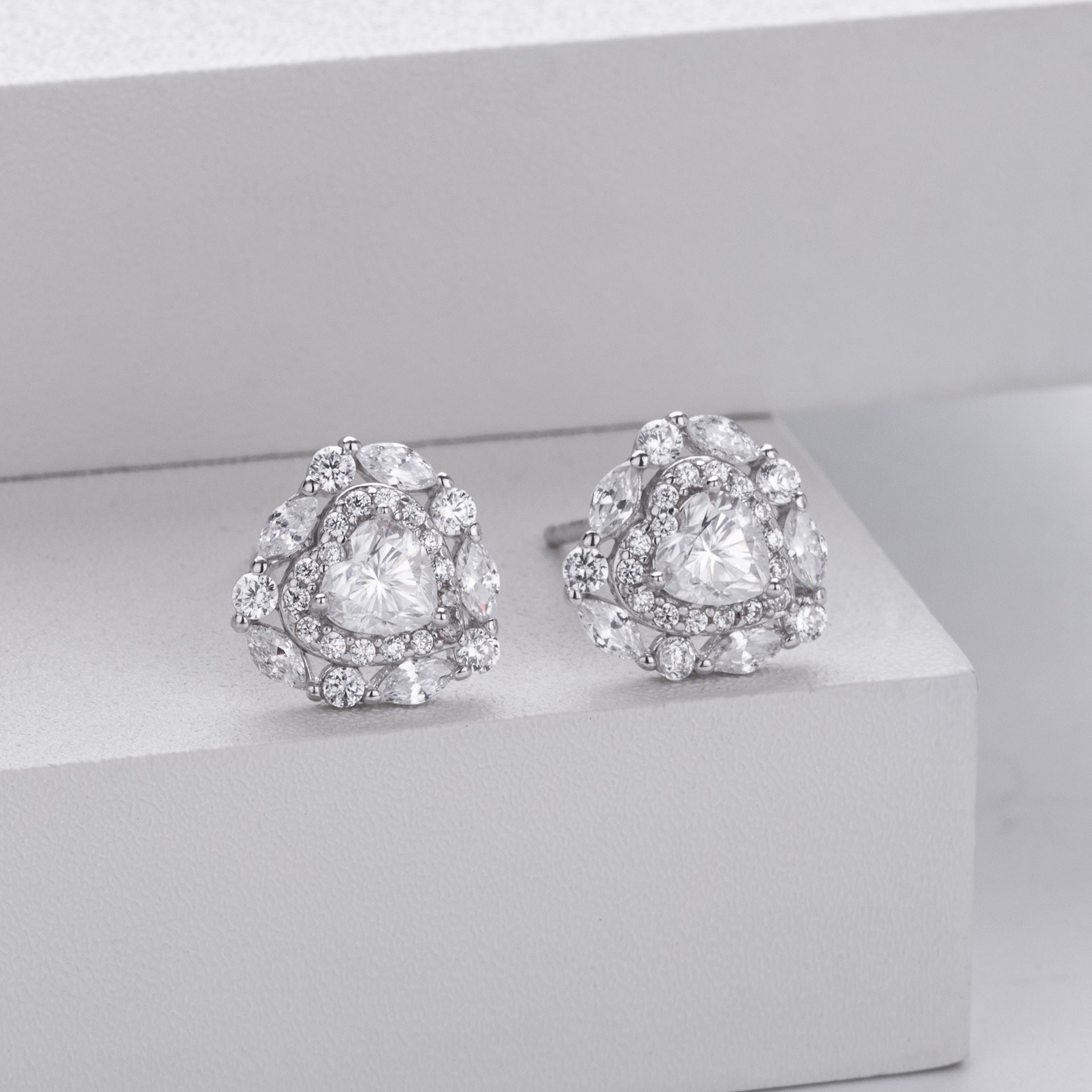 Damen Ohrstecker mit herzförmigem Moissanit-Design und funkelnden Zirkonia Shop Nory
