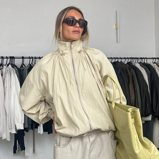 Damen Oversize Windjacke mit hohem Stehkragen, Tunnelzug-Schulterpasse und Ballonärmeln Shop Nory