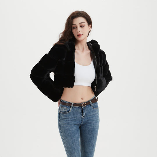 Damen Cropped Kunstpelzjacke mit gestepptem Panel‑Design und Kapuze Shop Nory