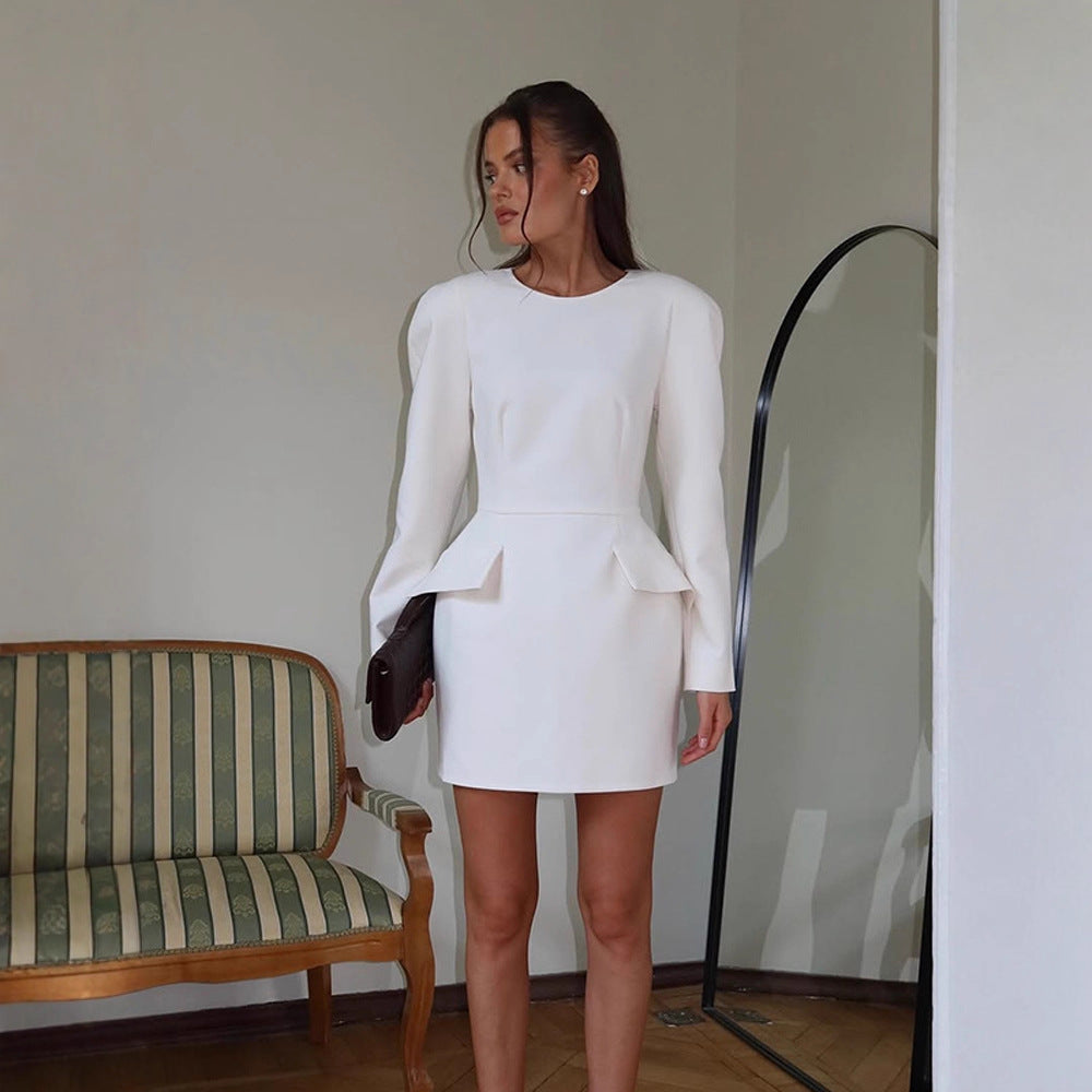 Damen Tailliertes Minikleid mit strukturierten Schultern, langen Ärmeln und angedeutetem Peplum Shop Nory