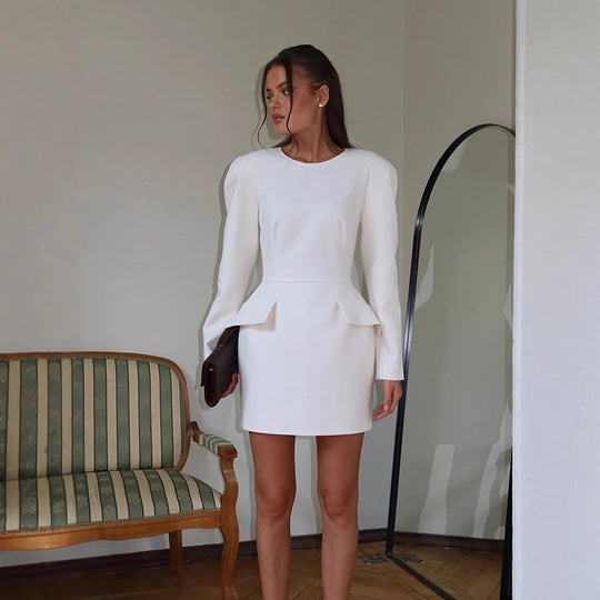 Damen Tailliertes Minikleid mit strukturierten Schultern, langen Ärmeln und angedeutetem Peplum Shop Nory