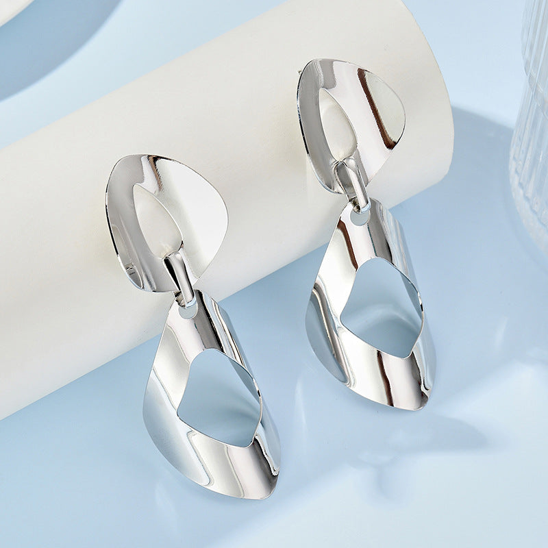 Damen Hängende Ohrstuds im modernen, skulpturalen Design Shop Nory
