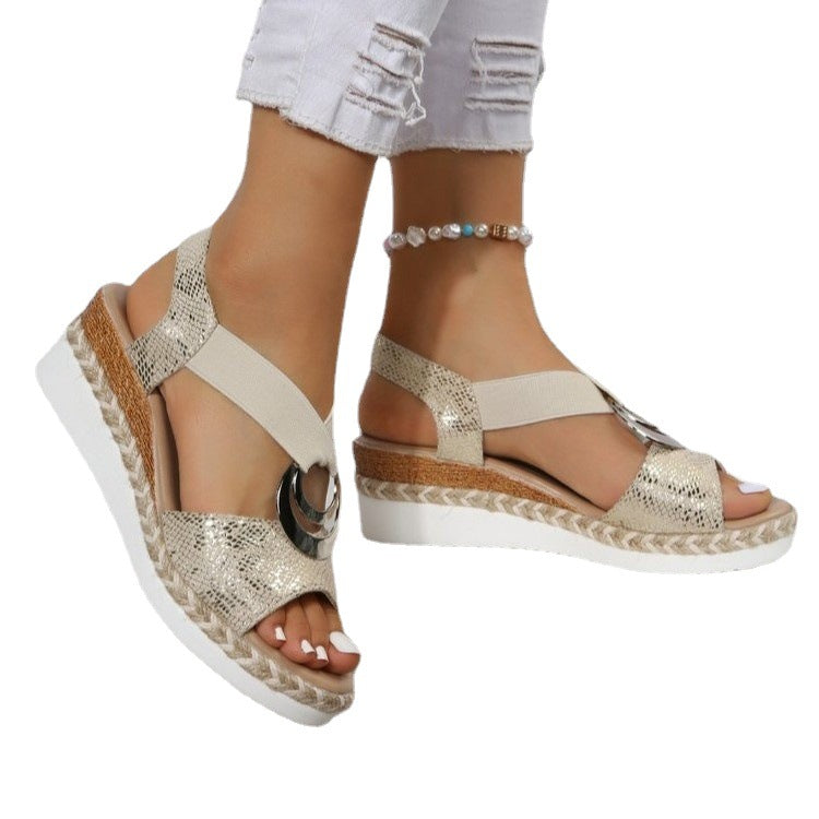 Damen Wedge-Sandalen mit modernen Riemendesign und elegantem Zierelement