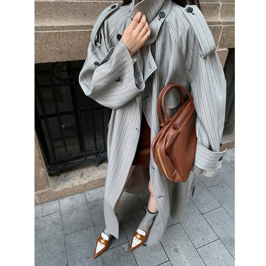 Damen Langer Nadelstreifen-Trenchcoat mit Bindegürtel Schulterpatten und ausgestelltem Saum Shop Nory