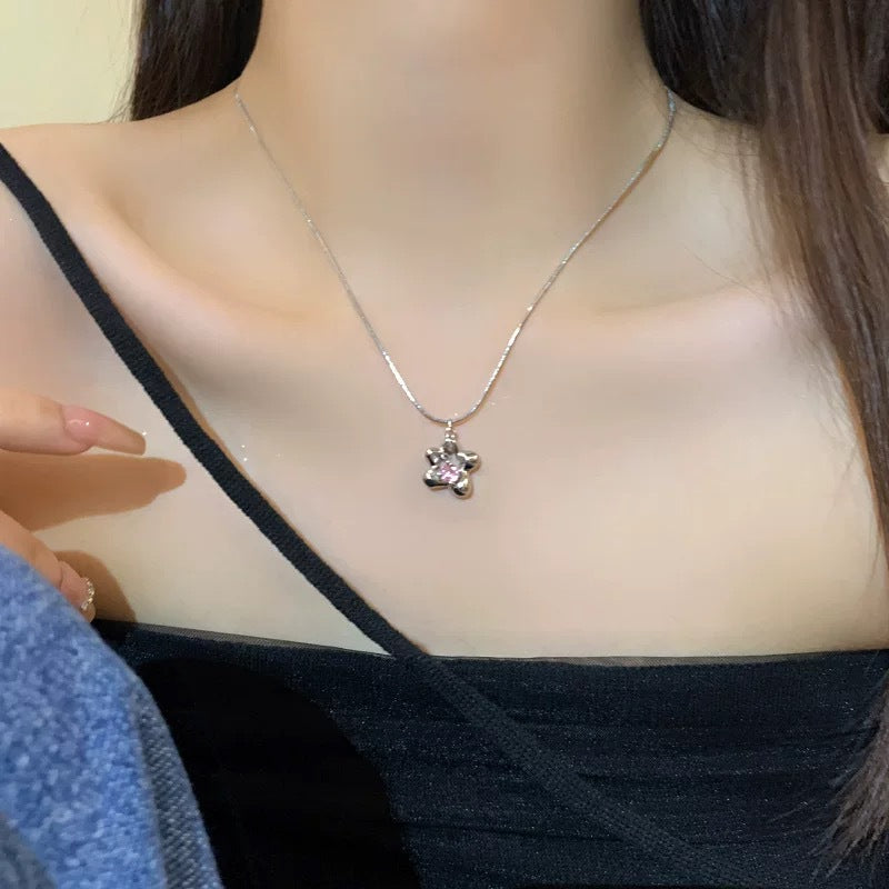 Damen Halskette mit floralem Anhänger und funkelndem Kristall Shop Nory
