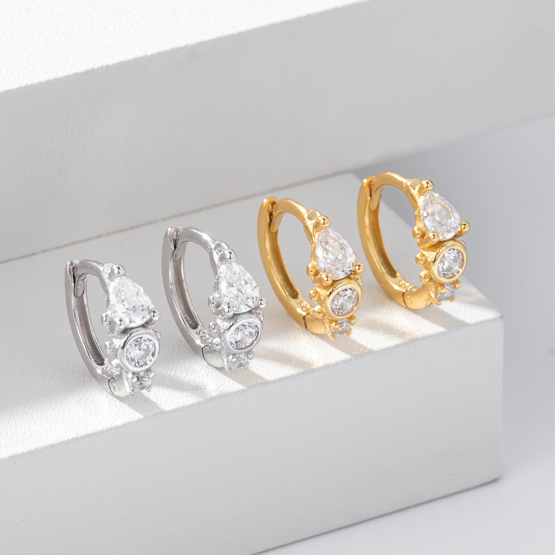 Damen Ohrstecker mit funkelnden Zirkon-Details aus 925 Sterling Silber Shop Nory