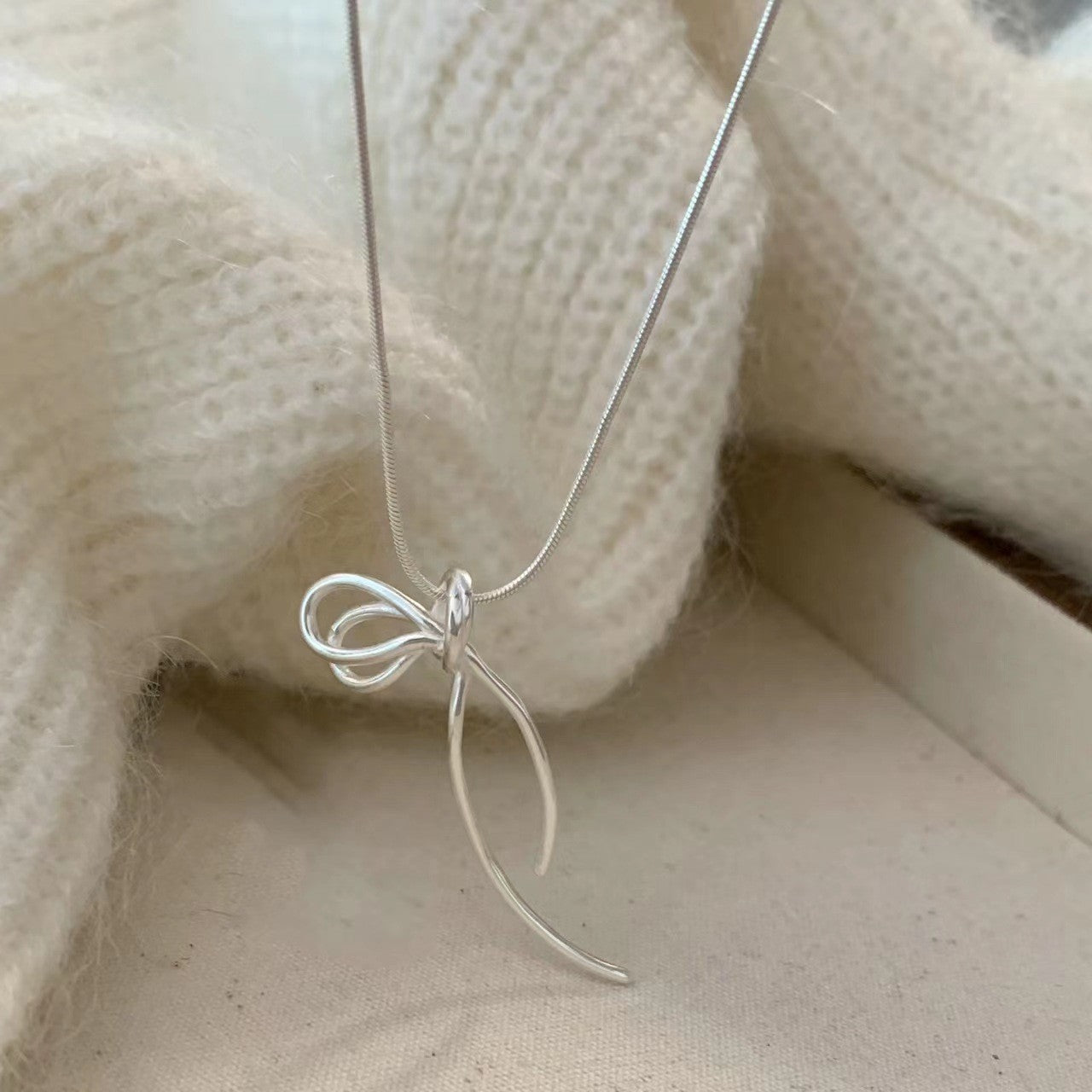 Damen Halskette mit kunstvollem Knotenanhänger Shop Nory