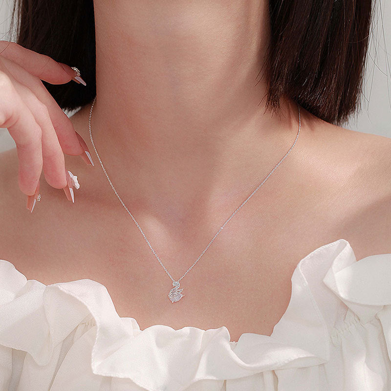 Damen Halskette mit kunstvollem Schwan-Design und funkelnden Kristallelementen Shop Nory