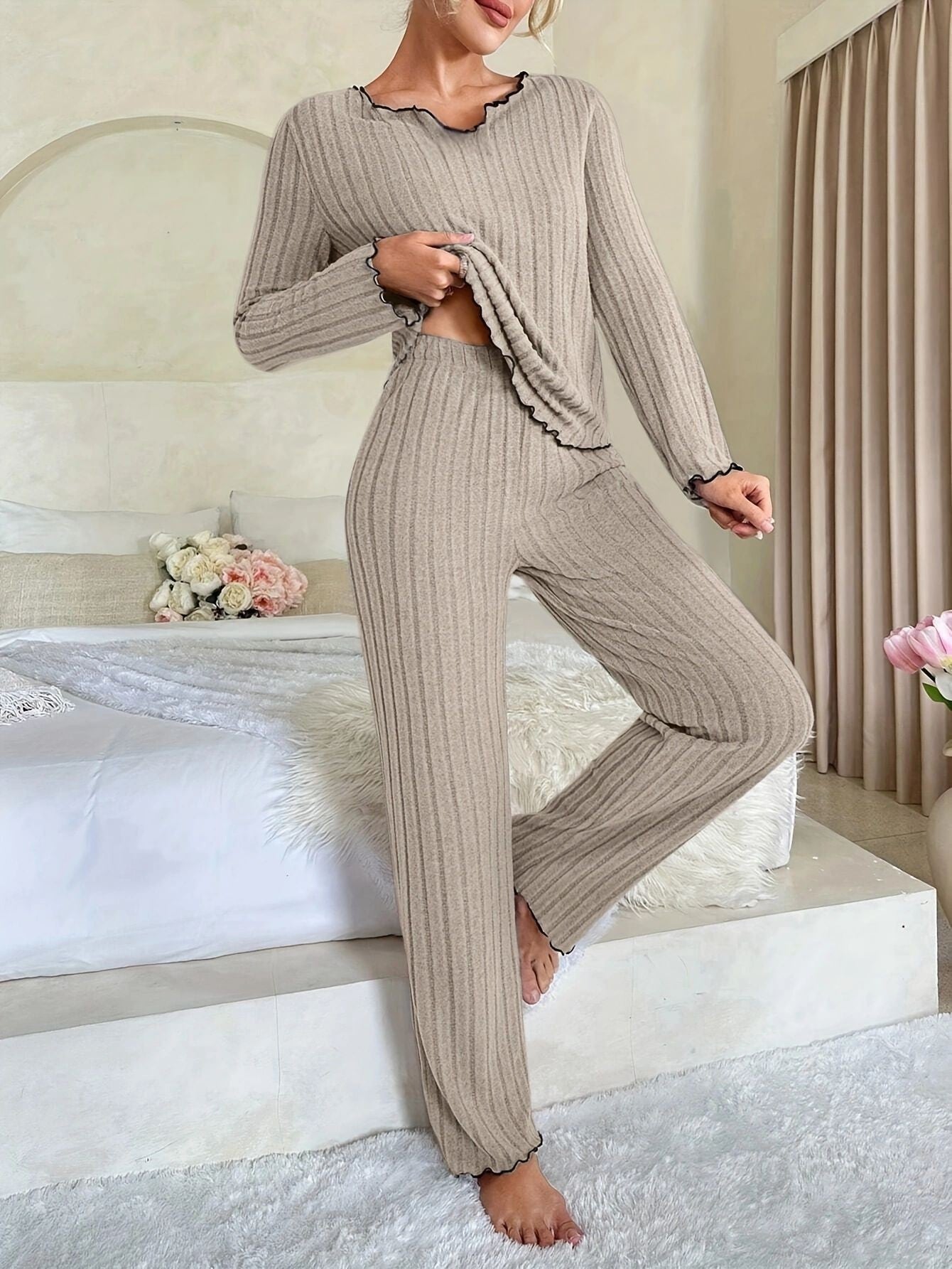 Damen Gemütlicher zweiteiliger Pyjama mit kontrastierenden Rüschen