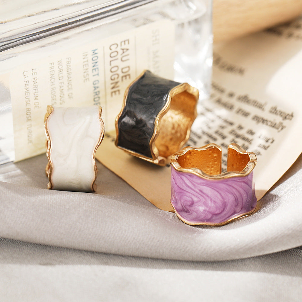 Damenring mit kreativem Wellen-Design und goldfarbener Umrandung Shop Nory