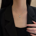 Damen Halskette mit filigranem Schmetterlingsdesign und funkelnden Akzenten Shop Nory