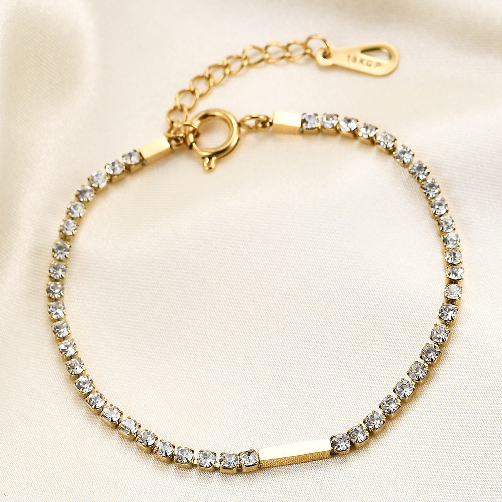 Damen Armband mit funkelnden Zirkonia und stilvollem Verschluss Shop Nory