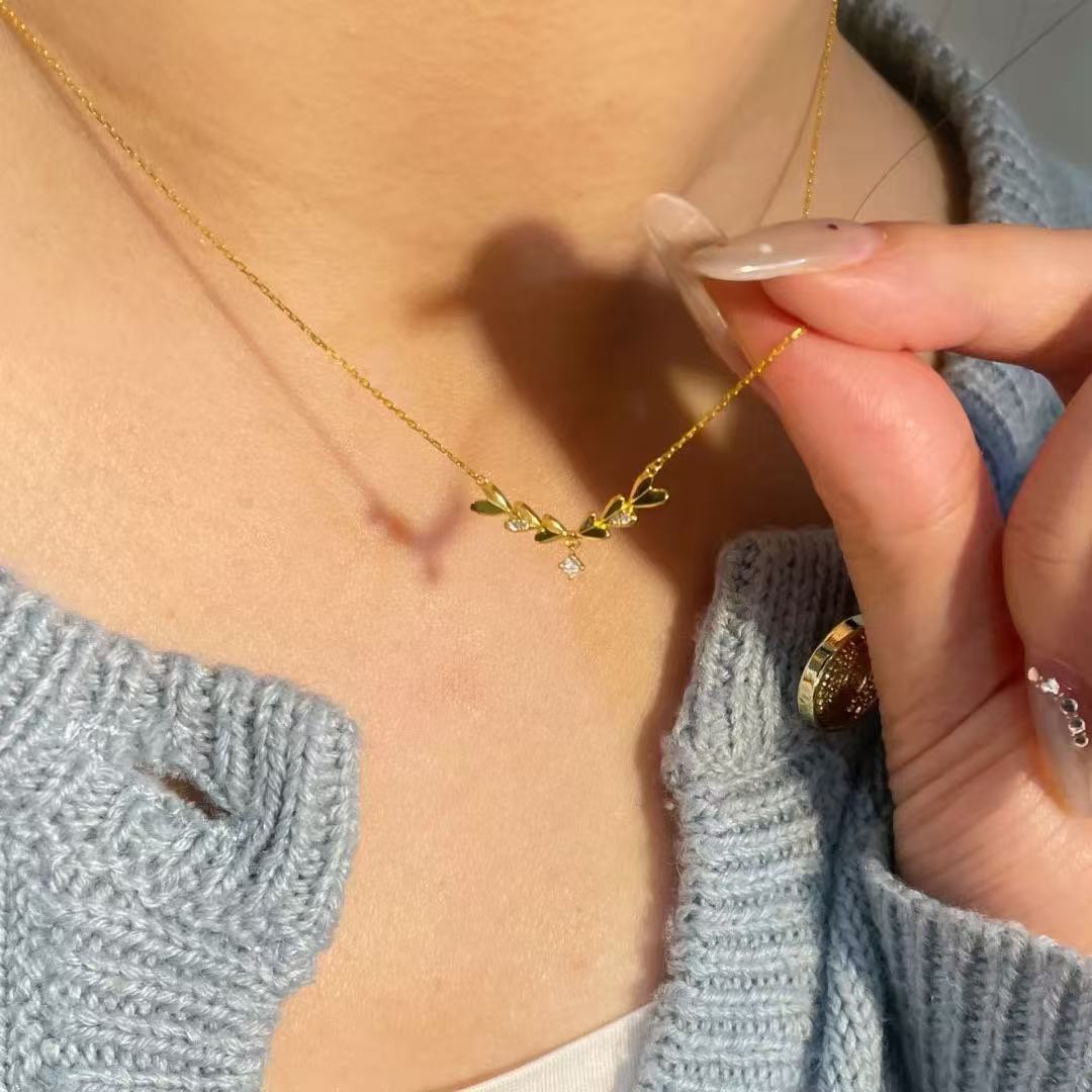 Damen Halskette mit filigranem Blattmotiv und funkelnden Zirkonia Shop Nory