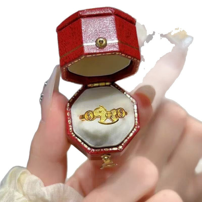 Damen kreativer Ring mit verspieltem Pferdemotiv und Geldsymbolen Shop Nory