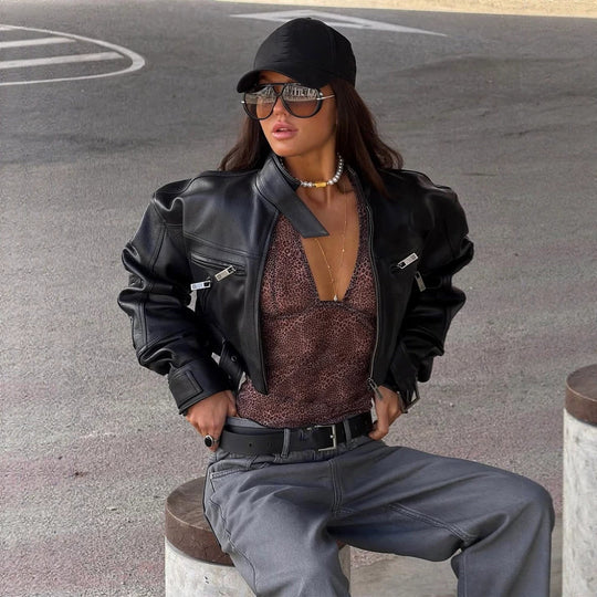 Damen Cropped Boxy-Bikerjacke aus veganem Leder mit hohem Stehkragen, Reißverschlusstaschen & Schnallen-Detail Shop Nory