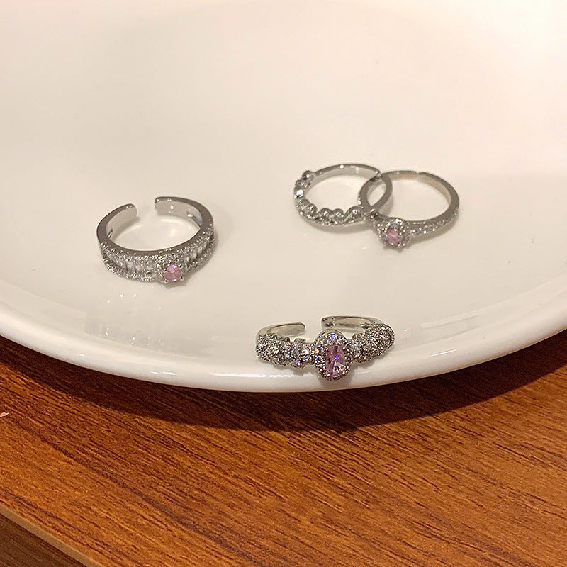 Damen zarter Ring mit funkelndem Zirkonia-Center und eleganter Verzierung Shop Nory