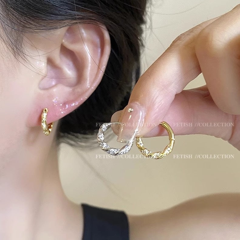 Damen Ohrstecker mit kunstvollem Zickzackdesign und funkelnden Zirkonia Shop Nory