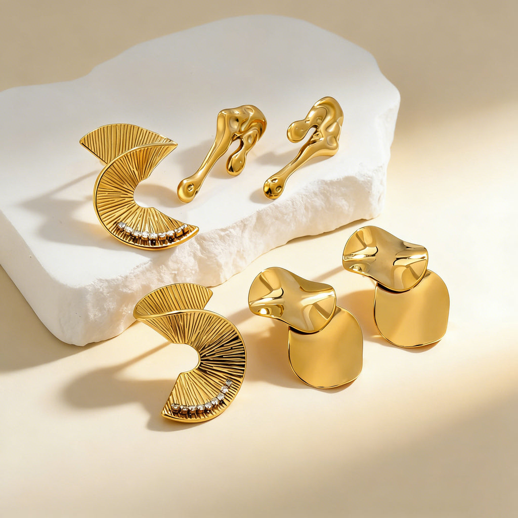 Damen moderne Ohrstecker aus goldplattiertem Edelstahl mit geschwungenem Design Shop Nory