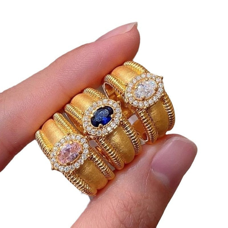 Damenring mit blauem Edelstein und kunstvollem Golddesign Shop Nory