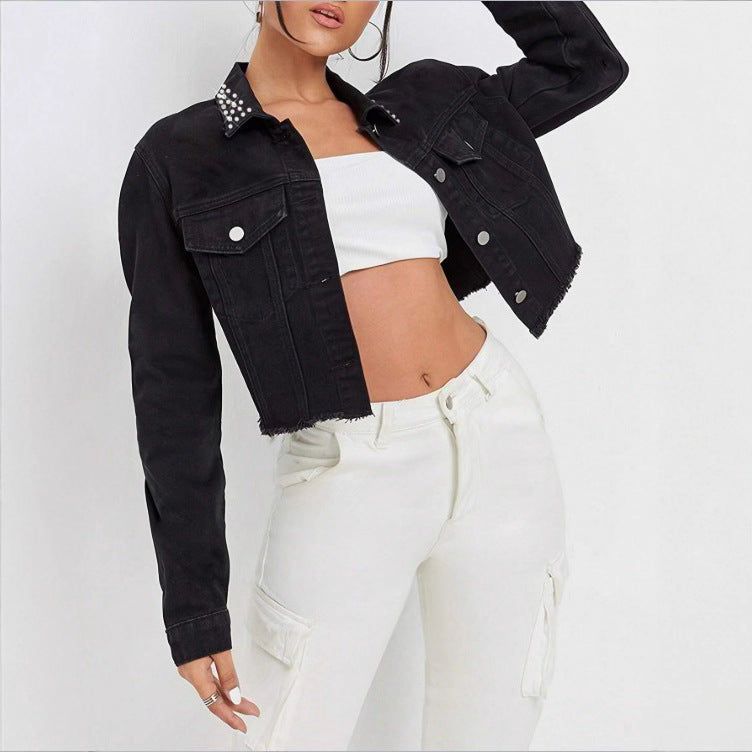 Damen Kurzgeschnittene Denimjacke mit Nietenkragen, ausgefranstem Saum und Pattentaschen Shop Nory