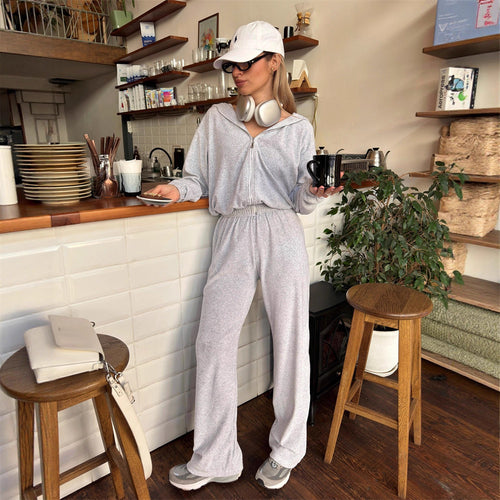 Damen cropped Kapuzen-Zipjacke mit gerafftem Elastiksaum und hochtaillierter Relax-Hose aus softem Sweat Shop Nory