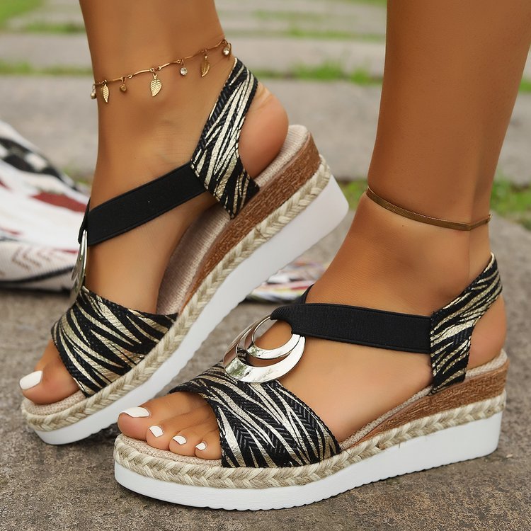 Damen Keil-Sandalen mit Metallic-Optik, dekorativem Ring und Elastik-Fersenriemen Shop Nory