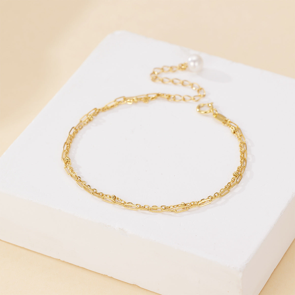 Damen filigranes Armband mit doppeltem Kettendesign, edlen Perlendetails und hochwertiger Verarbeitung Shop Nory