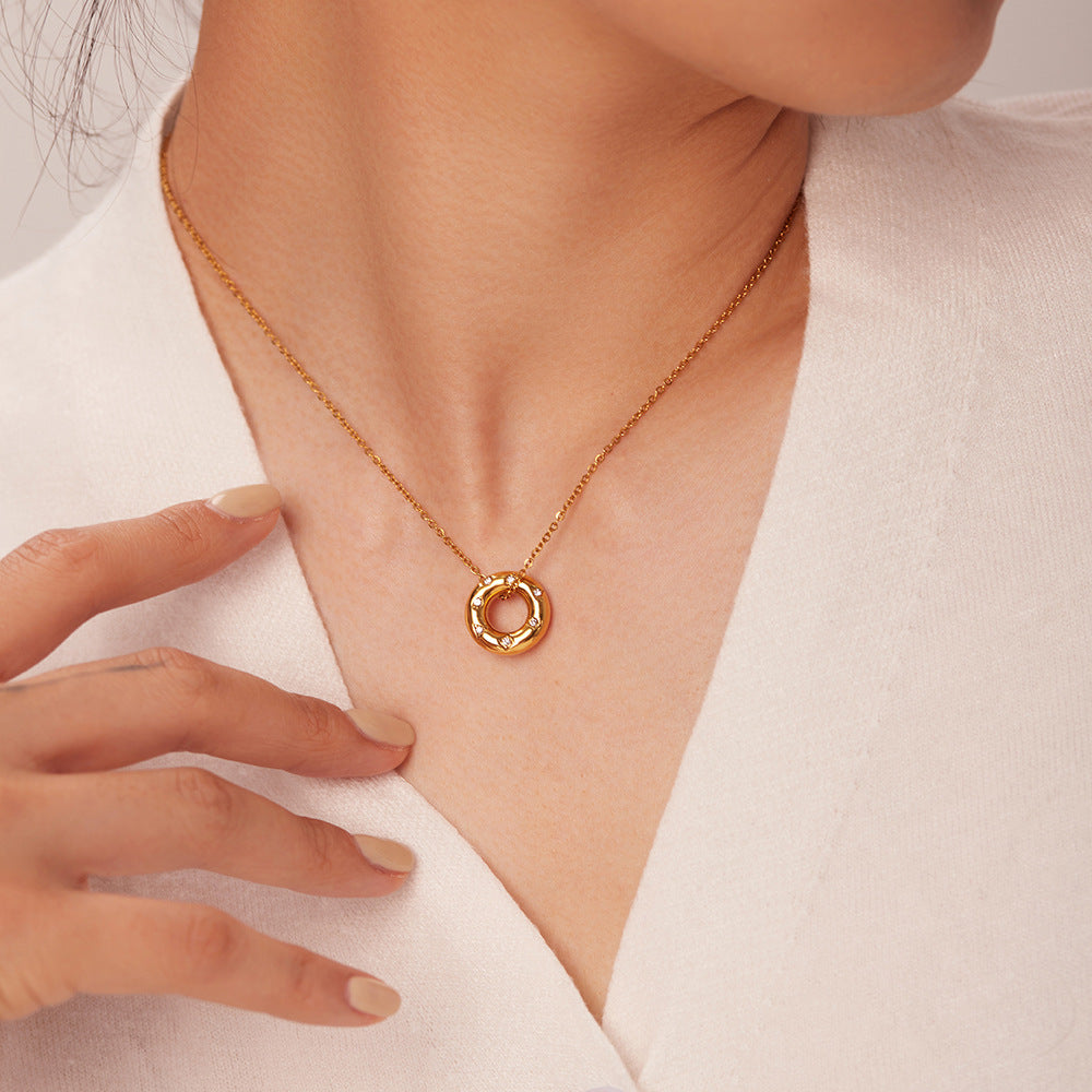 Damen Halskette mit glitzerndem Anhänger und schickem Ketten-Design Shop Nory