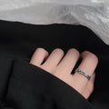 Damen moderner und minimalistischer Silberring mit eingeprägtem Design Shop Nory