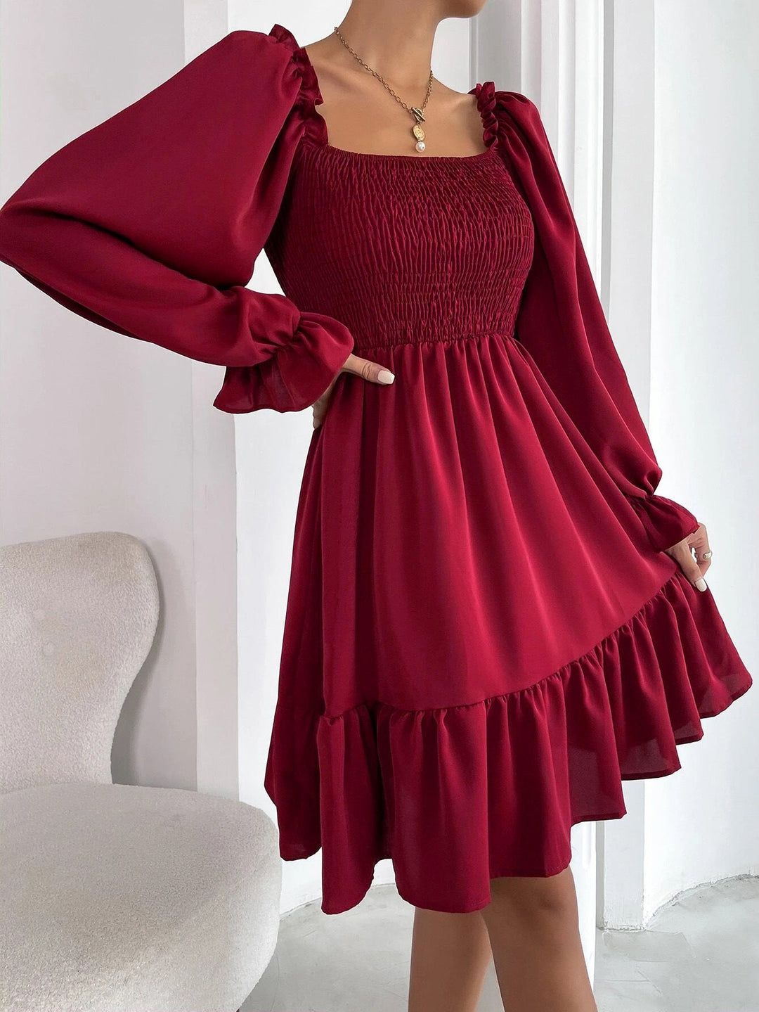 Damen Luftiges Minikleid mit Puffärmeln und Rüschendetails Shopnory