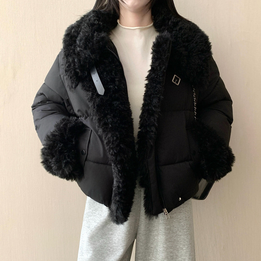Damen nan kurze taillierte Pufferjacke mit voluminösem Kunstfellkragen, Schnallen- und Reißverschlussdetails Shop Nory