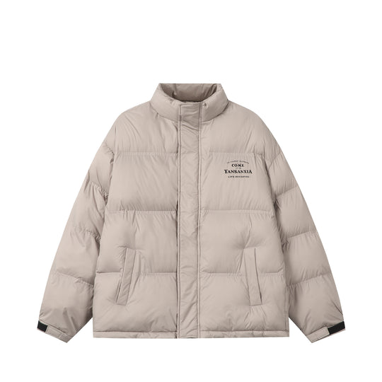 Unisex Kurz geschnittene wattierte Oversize-Jacke mit hohem Stehkragen und Logo-Print Shop Nory