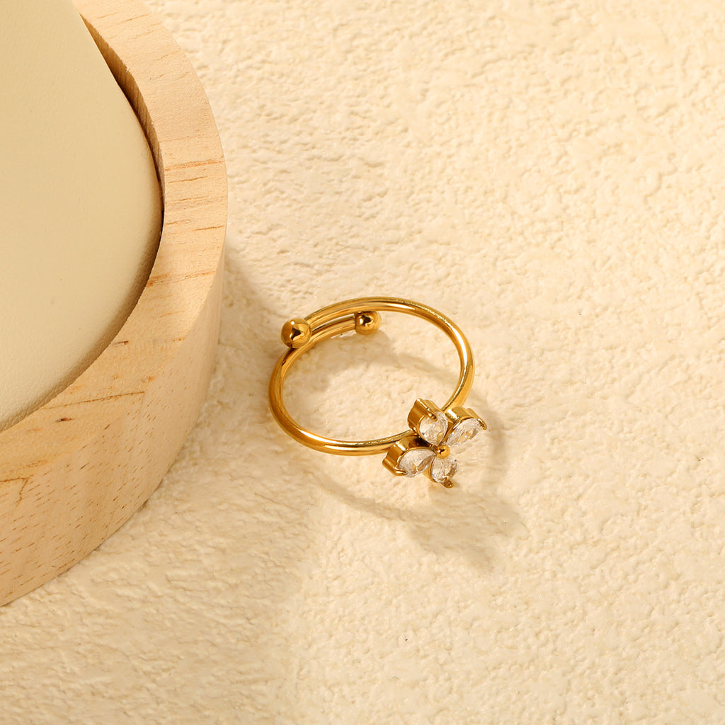Damen Ring mit floralem Design und funkelnden Zirkonia Shop Nory