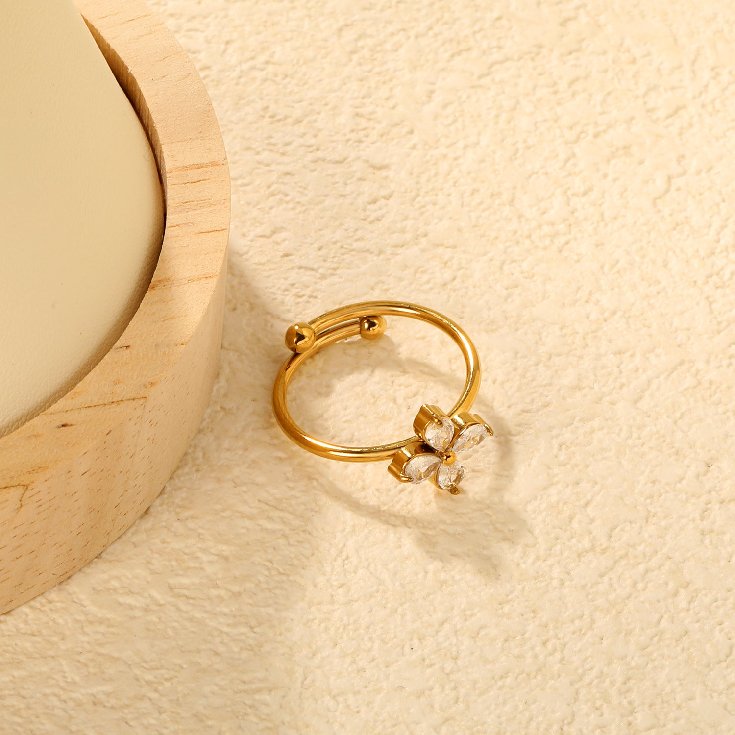 Damen Ring mit floralem Design und funkelnden Zirkonia Shop Nory