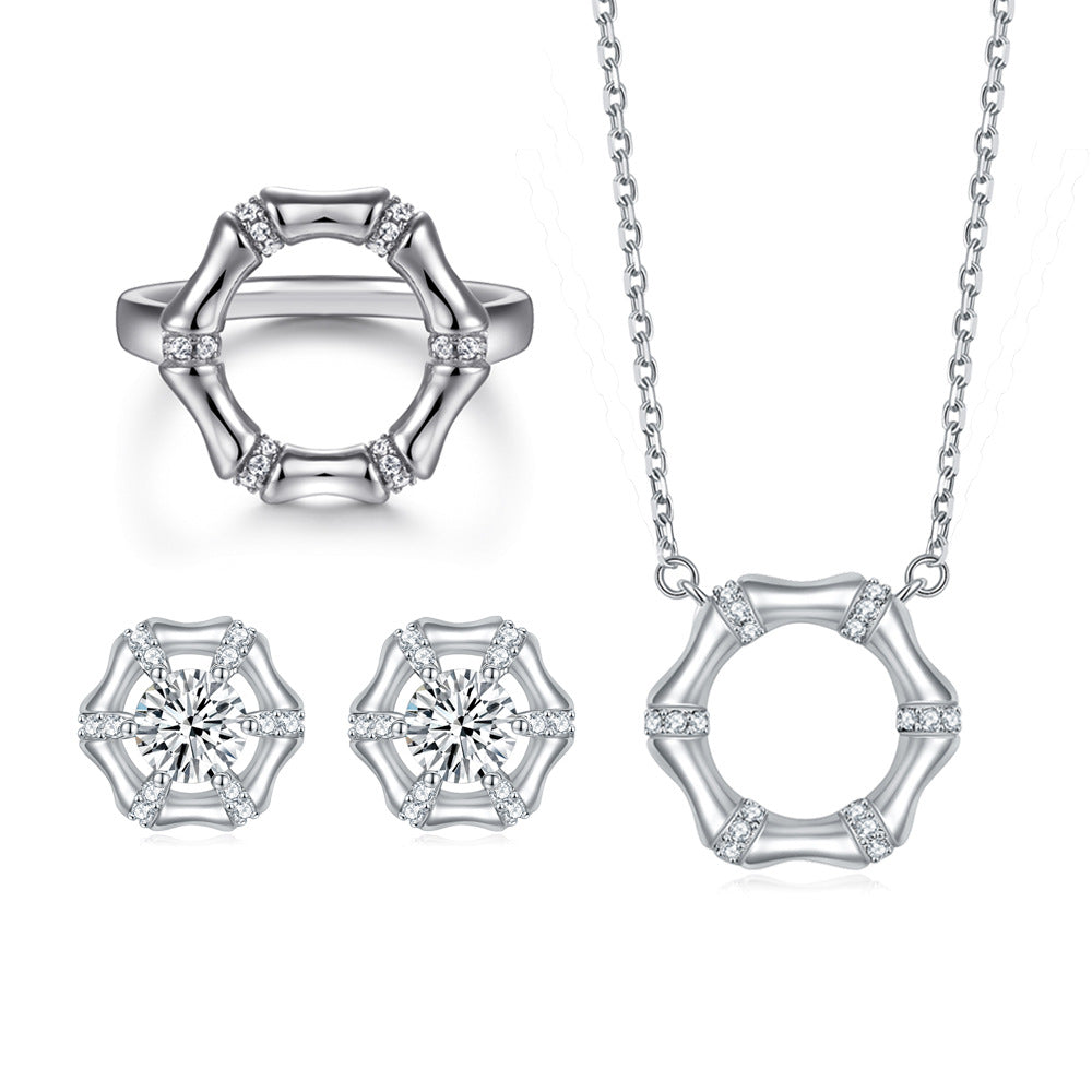 Damenring mit spiralförmigem Design und funkelnden Zirkonia-Elementen Shop Nory