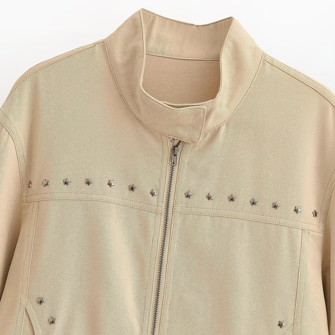 Damen Kurz geschnittene vegane Lederjacke mit Stehkragen, durchgehendem Reißverschluss und Sternnieten-Detail Shop Nory