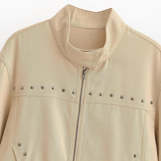 Damen Kurz geschnittene vegane Lederjacke mit Stehkragen, durchgehendem Reißverschluss und Sternnieten-Detail Shop Nory