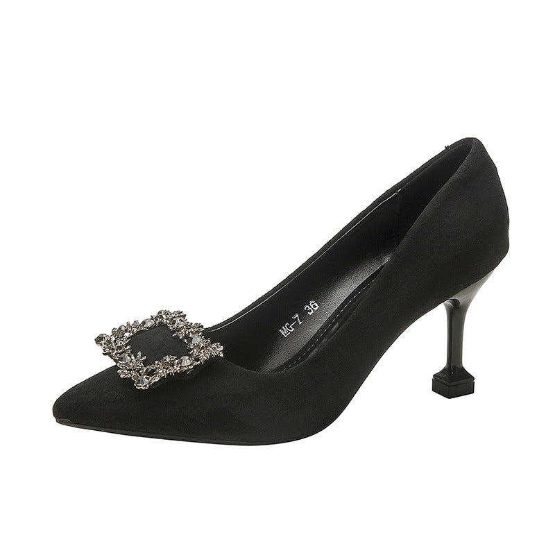 Damen Spitz zulaufende Satin-Pumps mit quadratischem Strassornament und skulpturellem Kittenabsatz Shop Nory