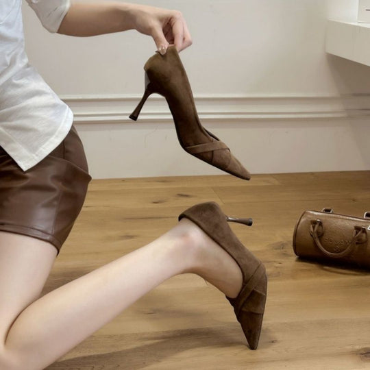 Damen Spitz zulaufende Samt‑Mules mit schlankem Stiletto und überkreuztem Riemen Shop Nory
