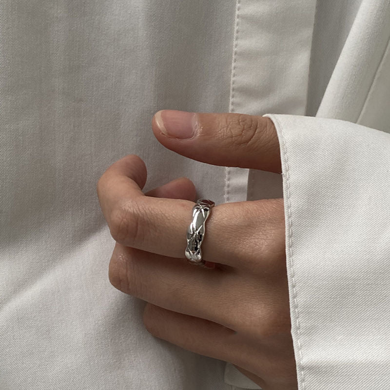 Damen Ring mit elegantem, gewundenem Design und funkelnden Akzenten Shop Nory