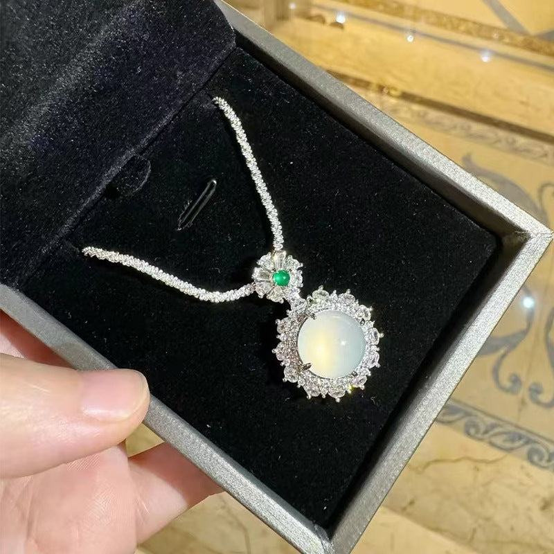 Damen elegante Halskette mit kunstvollem Anhänger und funkelnden Zirkonia Shop Nory