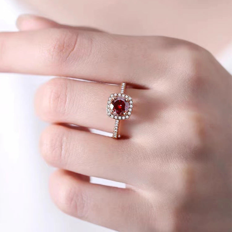 Damen Luxuriöser Hochzeitsring mit facettiertem Hauptstein und Zirkonia-Besatz Shop Nory