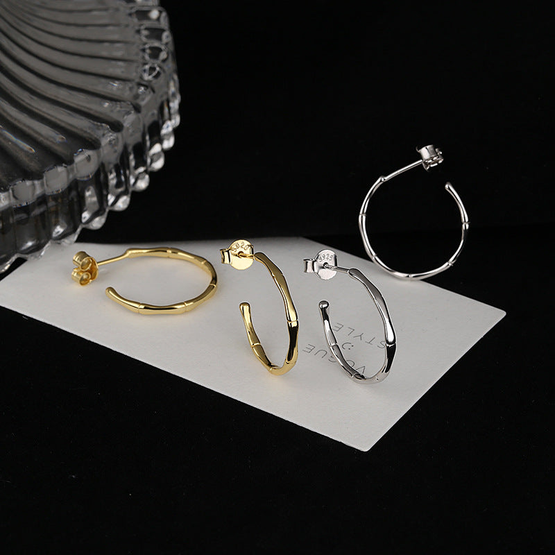 Damen Ohrringe mit modernem gewellten Design und feiner Silberoberfläche Shop Nory