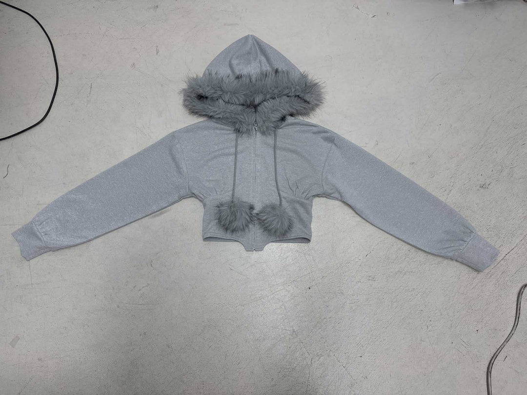 Damen nan kurzes Kapuzen‑Sweatshirt mit Kunstfellbesatz, Reißverschluss und Pompon-Kordeln Shop Nory