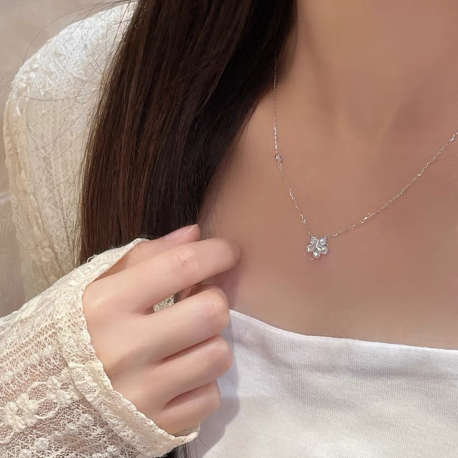 Damen Halskette mit filigranem Blütenanhänger und funkelnden Zirkonia Shop Nory