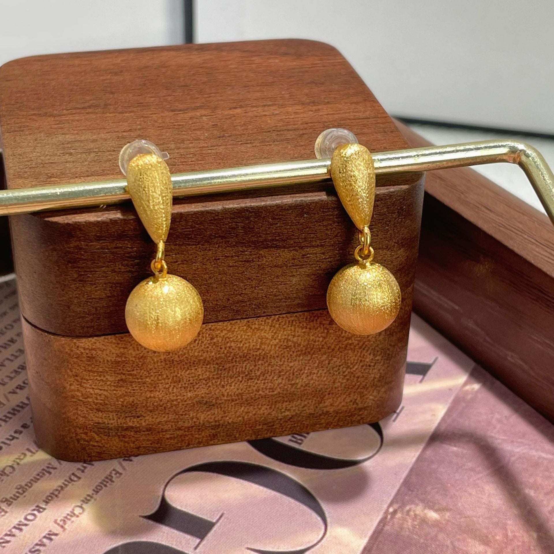 Damen elegante Ohrringe mit einzigartigem Tropfen-Design und goldener Oberfläche Shop Nory