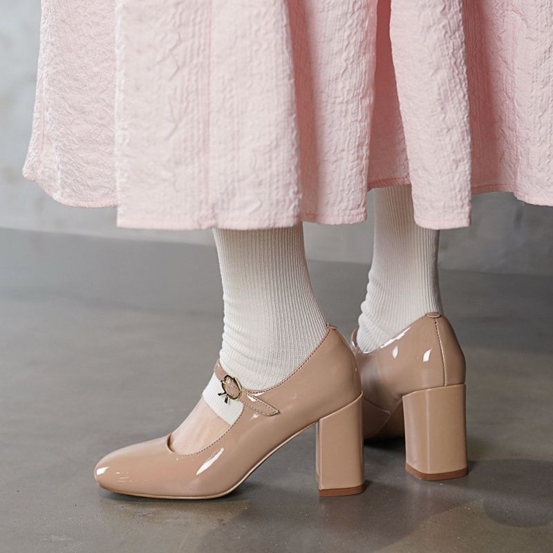 Damen Lack‑Mary‑Jane Pumps mit kleinem Blockabsatz und verstellbarem Knöchelriemen Shop Nory