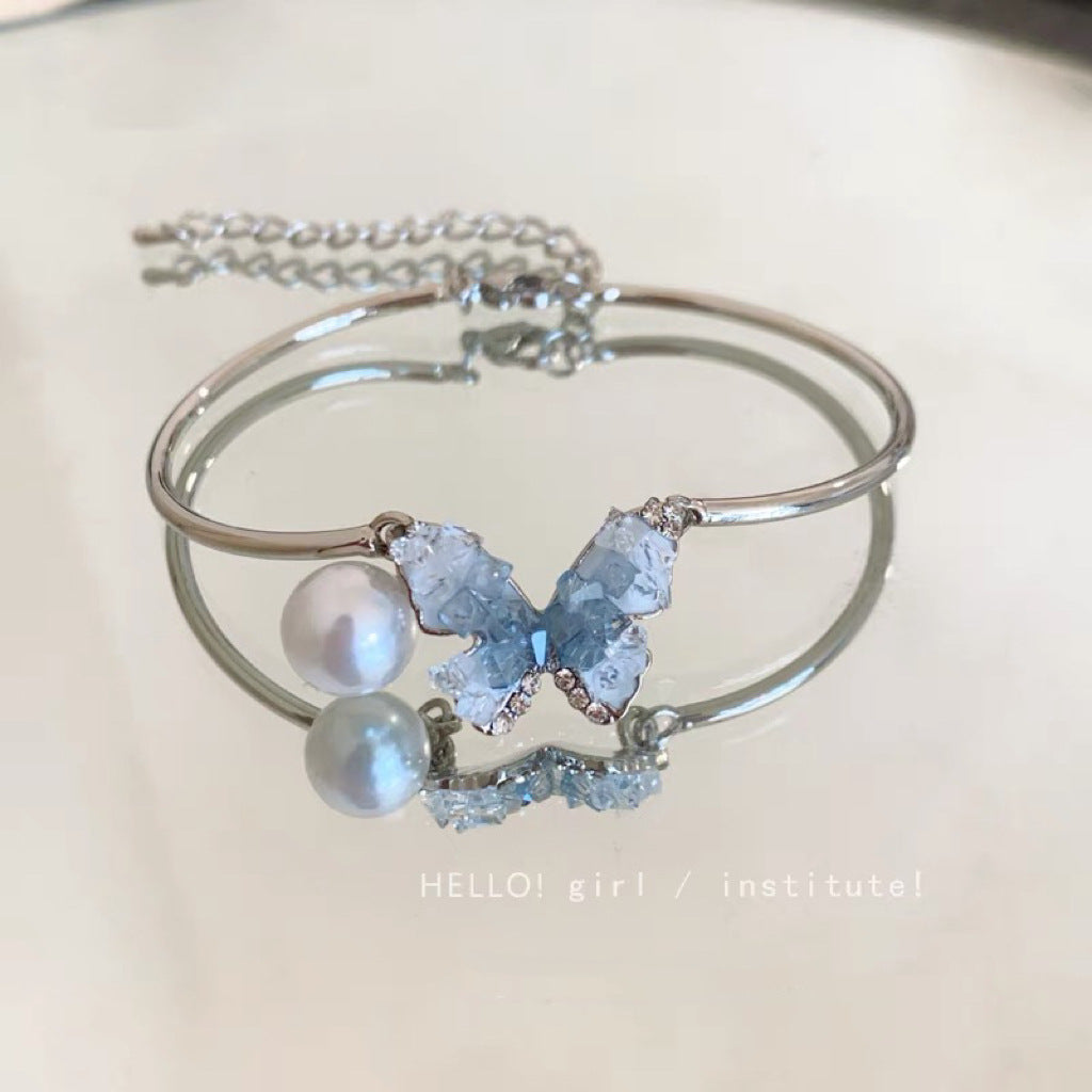 Damen Armband mit filigranen Schmetterlingsanhängern und eleganten Perlen Shop Nory