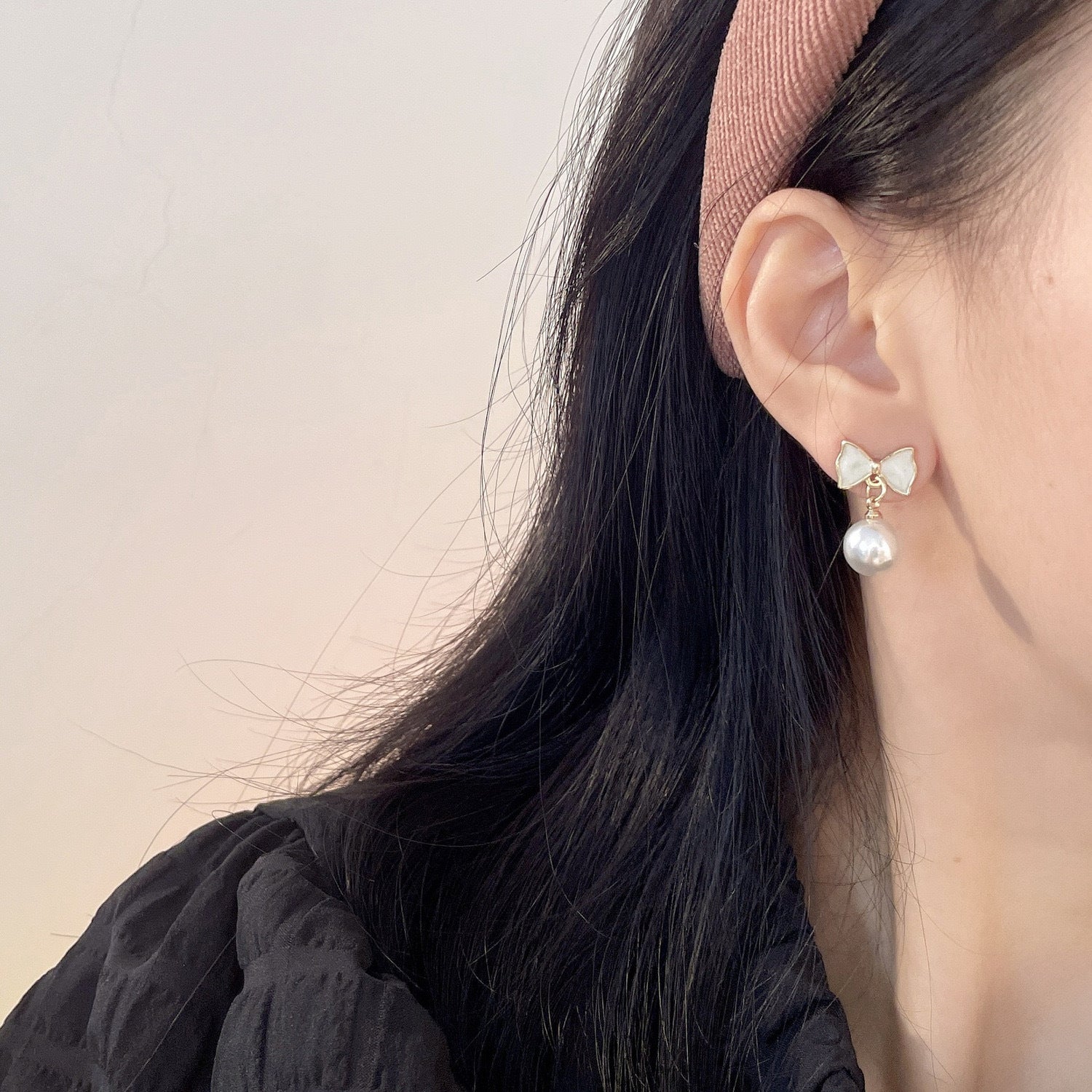 Damen Ohrstecker mit elegantem Schleifen-Design und zarten Perlen Shop Nory