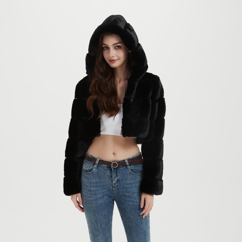 Damen Cropped Kunstpelzjacke mit gestepptem Panel‑Design und Kapuze Shop Nory